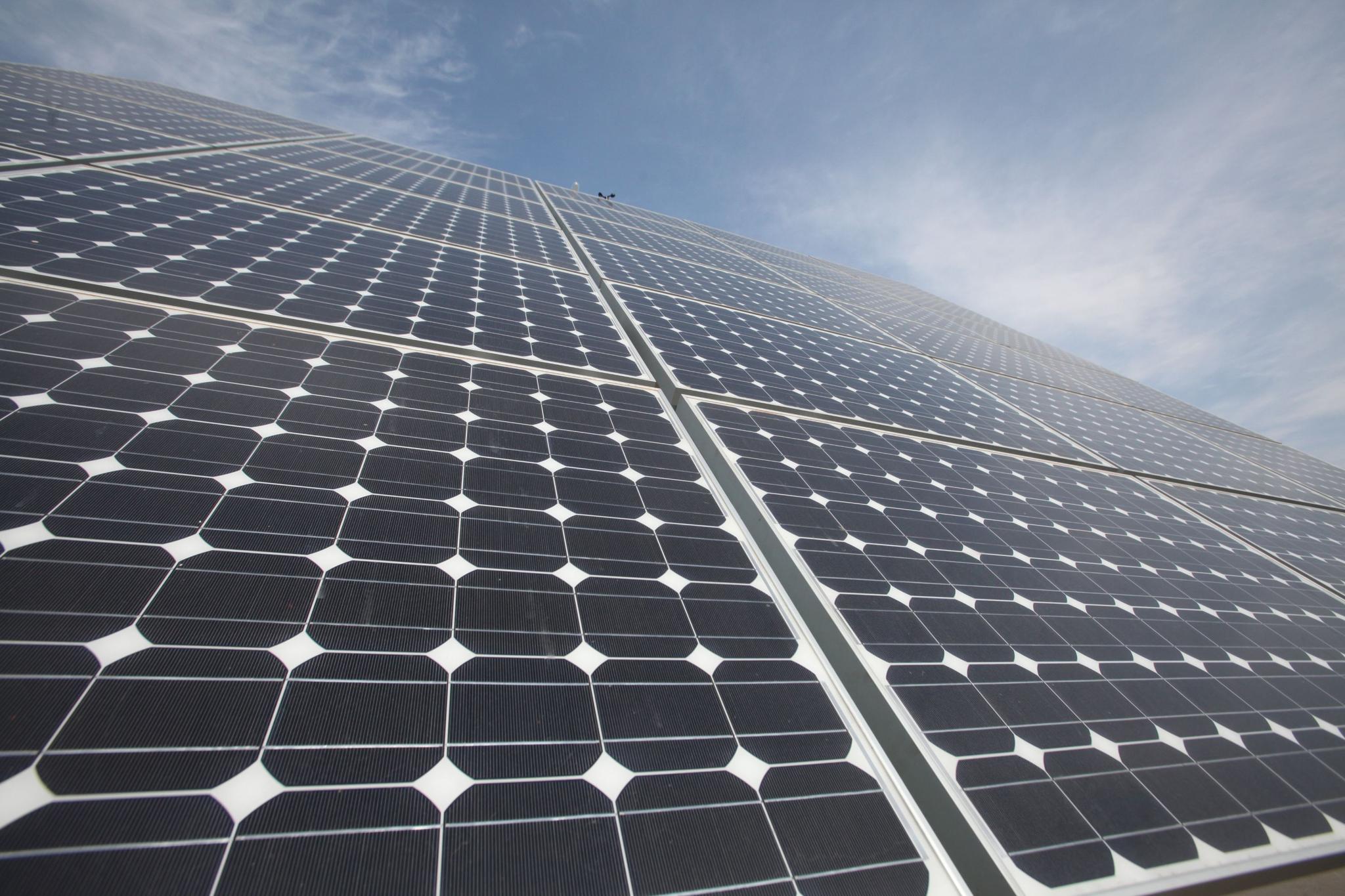 光伏新政為行業(yè)降溫 新增裝機或減半，光伏股集體下挫