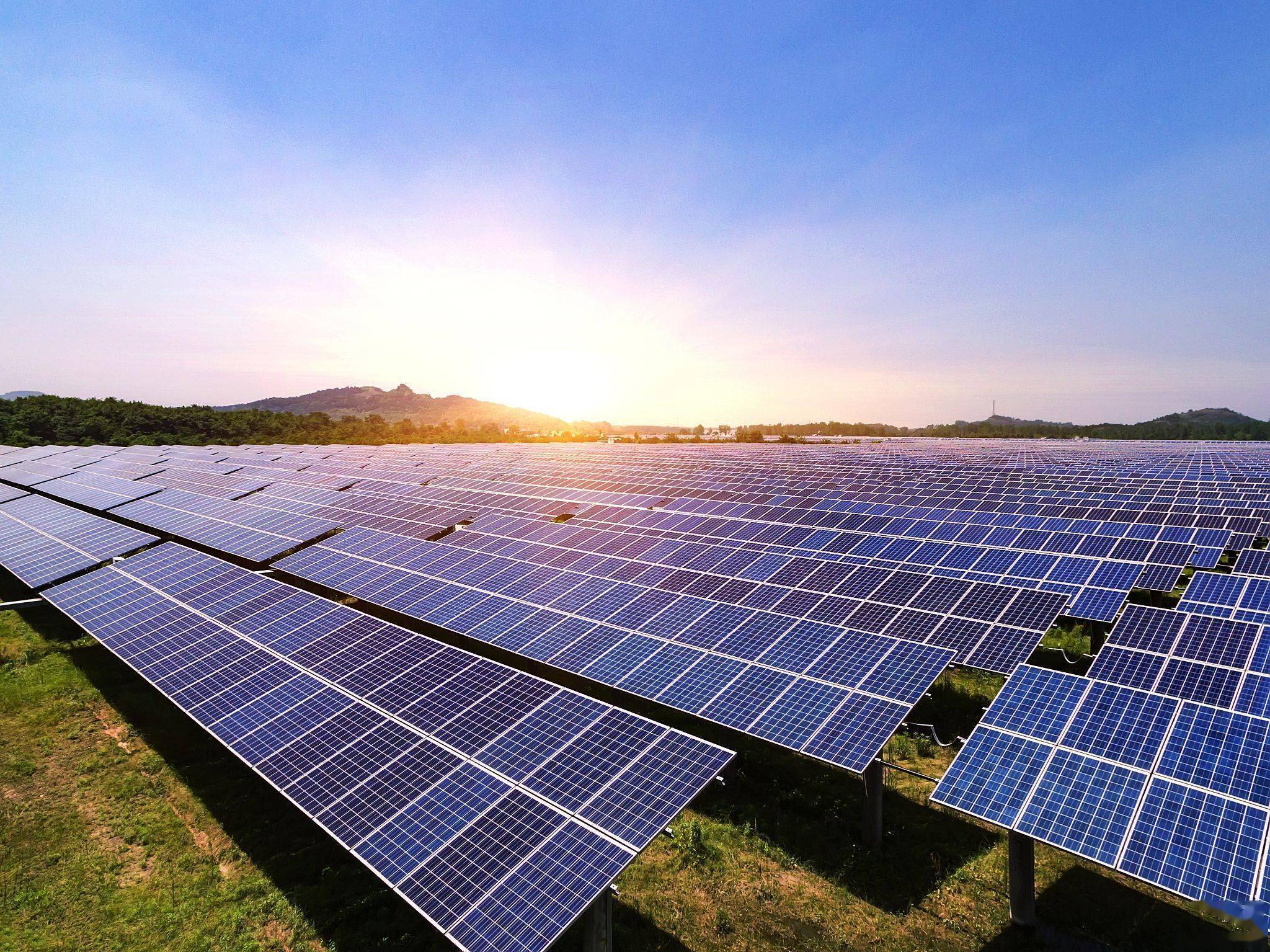 光伏行業(yè)深陷“內(nèi)卷”泥沼 產(chǎn)能過剩五折甩貨，同質(zhì)化競(jìng)爭(zhēng)催生價(jià)格血戰(zhàn)